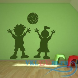 Декоративная наклейка Мальчик и девочка играют в мяч
